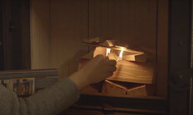 Как разжечь сырые дрова. Фото: скрин youtube