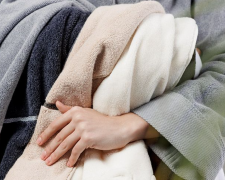 Помилка, яку роблять усі господині: чому не можна прати рушники для ванни з кухонними