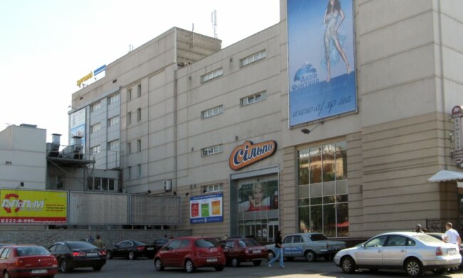 Спаивала детей: в Мелитополе продавщицу супермаркета поймали на горячем, ни капли совести