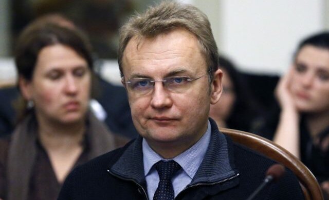 Попахує "зрадою"? Садовий переплутав гривню з рублем на очах у всього Львова