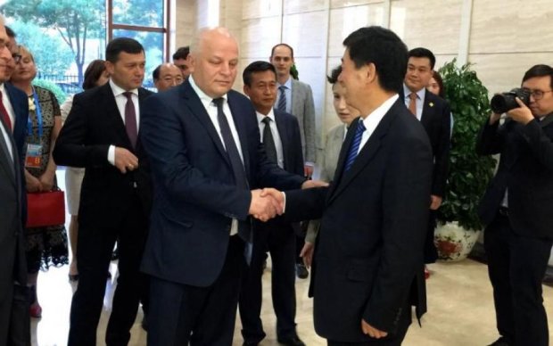 Купуй за безцінь: міністр запропонував китайцям скуповувати заводи України