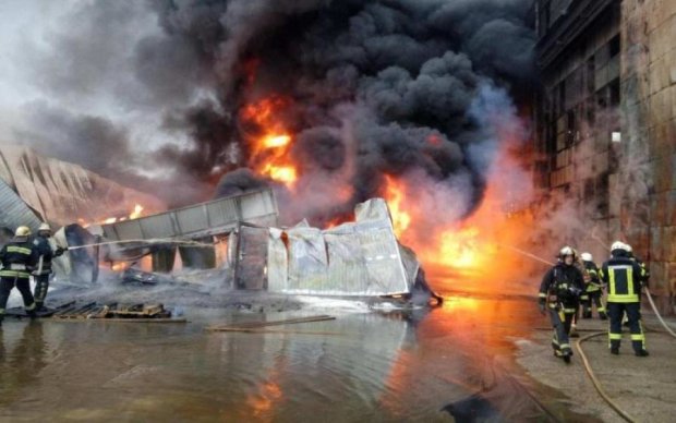 Крупный пожар в Киеве: вспыхнули склады с токсичными материалами
