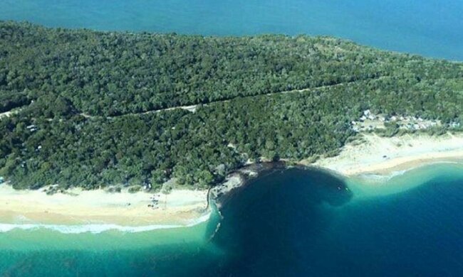  Гігантська воронка «проковтнула» частина пляжу в Австралії (відео)