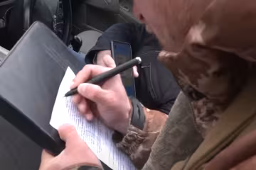 Вручення повістки, скріншот: YouTube