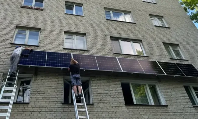 Сонячна панель на балконі