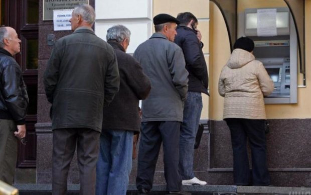 Банки массово блокируют карты украинцев и требуют документы: что происходит