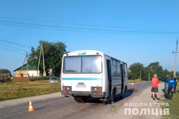 У Хмельницькій області водій автобуса на смерть переїхав жінку "здавши назад", фото Нацполіція