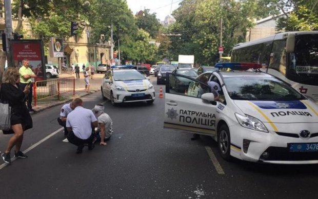 Одесские полицейские снесли женщину-пешехода