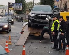 Элитное ДТП в Киеве: внедорожники не разминулись на перекрестке 
