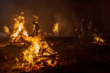 Спалах covid-19 в Індії, фото: AP/Altaf Qadri