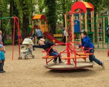 Пьяные россиянки устроили адский мордобой прямо на детской площадке: видео 18+