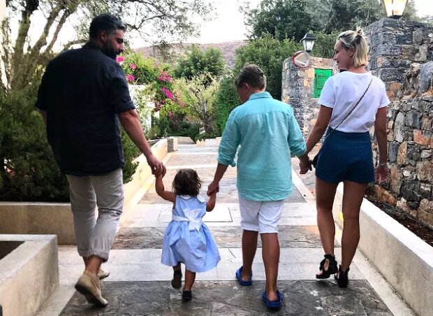 Поліна Гагаріна відпочиває з сім'єю в Греції, фото:Instagram
