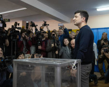 Геращенко, Арьев и Дзиндзя репостнули топорный фейк о Зеленском: "российские танки в Киеве"