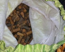 Правоохоронці знайшли в приватному будинку арсенал боєприпасів та наркотики (фото)