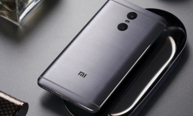 Смартфон-убивця мало не спалив власника (ВІДЕО 18+)