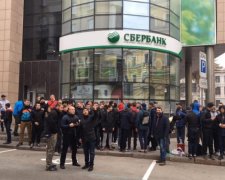 Харківські активісти замурували відділення Сбербанку