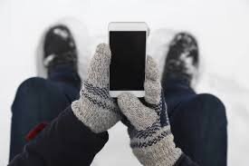 Телефон взимку: фото з вільних джерел