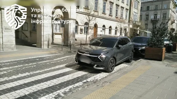 Тысяча двести протоколов: во Львове водители массово плюют на правила парковки
