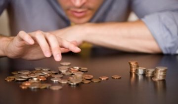 За місяць середня зарплата українців упала на 16,6%