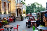 Тернополяни вимагають закрити нічну "наливайку": "Перетворюємося на зомбі"
