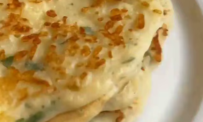 Сирні млинці із зеленню, кадр з відео