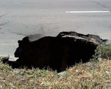 На дорозі в Києві утворився двометровий провал (фото)