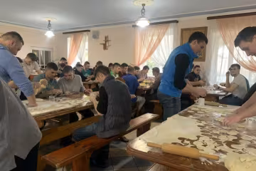 Майбутні священики захопили благородним вчинком: наліпили для всього фронту