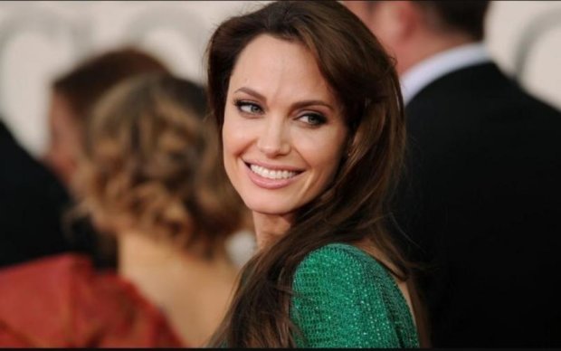 Гигантская грудь и губы-свисток: девушка хотела стать Джоли, но что-то пошло не так