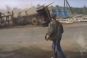 Під Франківськом лісовоз "встав на диби", дрова по всій дорозі - дощ зіграв злий жарт