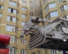 Десятки людей евакуювали через пожежу в передмісті Києва