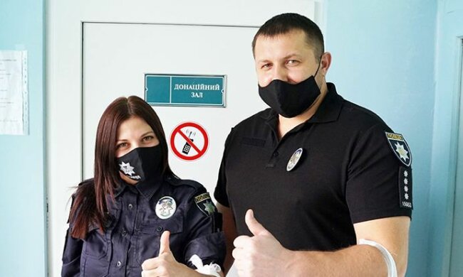 Полицейские из Хмельницкого вместе сдают кровь, фото: Национальная полиция