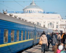 Укрзалізниця скоротить десяток поїздів: список