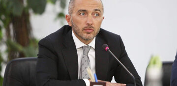 Голова НБУ Андрій Пишний оголошує рішення про підвищення облікової ставки до 15,5%