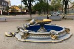 У Боярці знову зламали фонтан - слідом за горе-матусею на конструкцію видерлися п'яна компанія