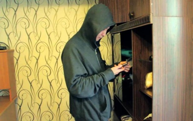 Обличчя крупним планом: пограбування квартири в Києві зняла прихована камера