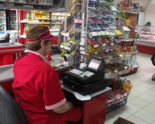 Внимание, розыск: двое ловкачей обчистили кассу в киевском ТЦ