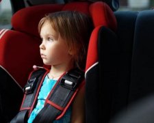 Малютка выпала из машины в час пик: жуткое видео