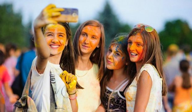 В Черкассах впервые провели праздник красок Холи (фото)
