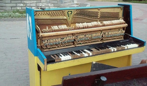 Вандалы «поиграли» на уличном пианино в Сумах (фото)