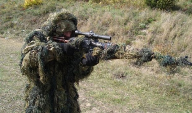 Біля трьох населених пунктів на Донбасі працював снайпер терористів