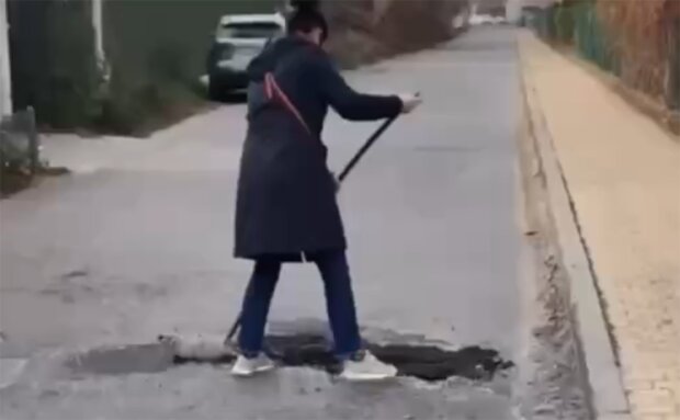 Харків'янка розкопала яму, скрін