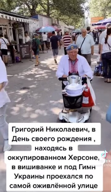 Херсонець вийшов на вулицю у вишиванці. Фото: скриншот Facebook