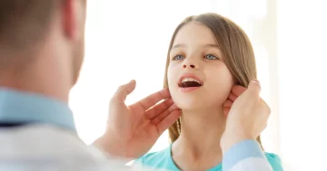 дівчинка у лікаря