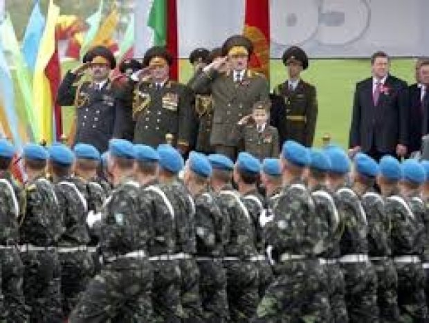 Cын Лукашенко пришел на парад Победы в маршальской форме(фото)