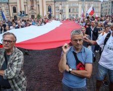 Історичне неподобство: Польща вирішила врятувати світ від українців