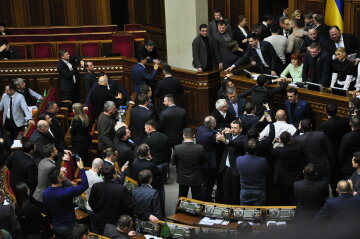 Верховна Рада, нардепи заблокували трибуну та крісло спікера - фото Знай.ua