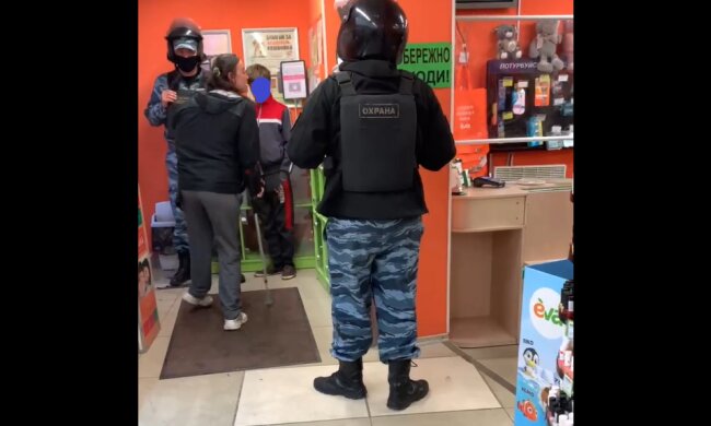 Звинувачена в крадіжці харків'янка влаштувала скандал, охорона мовчала: "Дитину шкода"