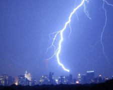 Небезпечне явище: норвежець зафільмував удар блискавки у власний будинок