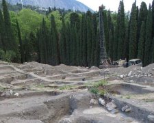 Нічого святого: окупанти знищили древнє кладовище в Криму