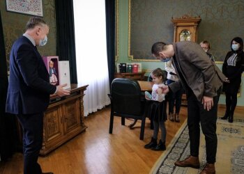 Подарок для девочки / фото: Черновицкая ОГА